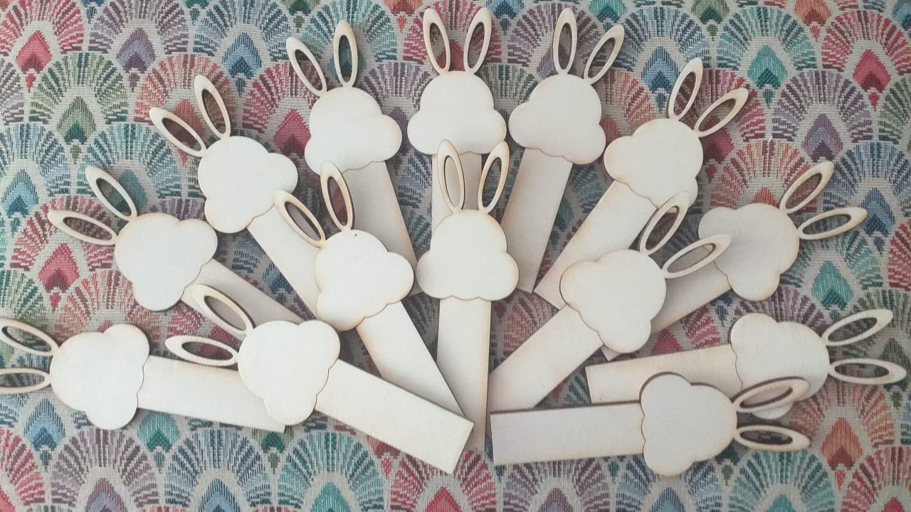 Holz-Lesezeichen mit Hasenohren auf buntem Stoffmuster – Gastgeschenke für Kindergeburtstag